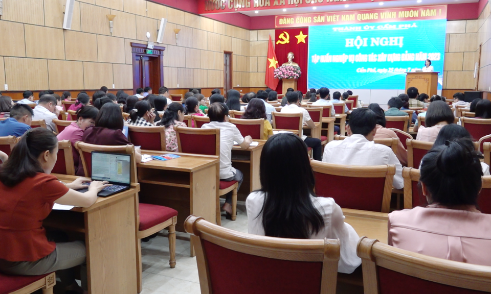 Cẩm Phả: Tập huấn nghiệp vụ cho cán bộ phụ trách, giúp việc công tác Đảng