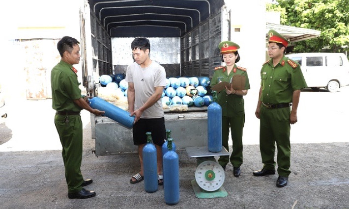 Đánh ô tô chở 100 bình khí cười từ Hà Nội về Hà Nam