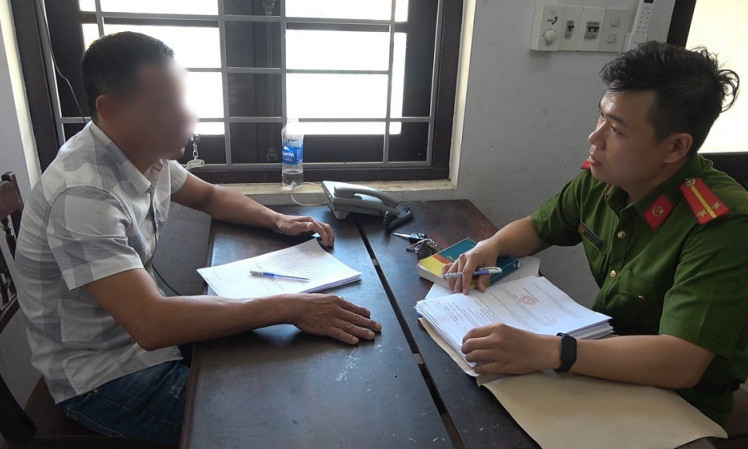Cho cô gái đi nhờ xe rồi giở trò đồi bại