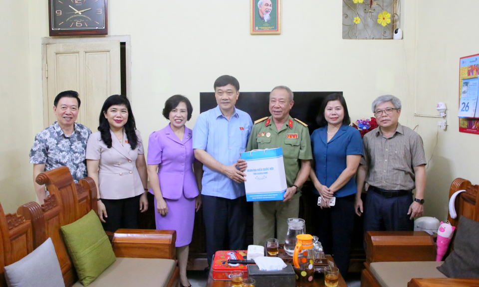 Chủ nhiệm Ủy ban Kinh tế của Quốc hội thăm, tặng quà người có công tại Hạ Long, Cẩm Phả