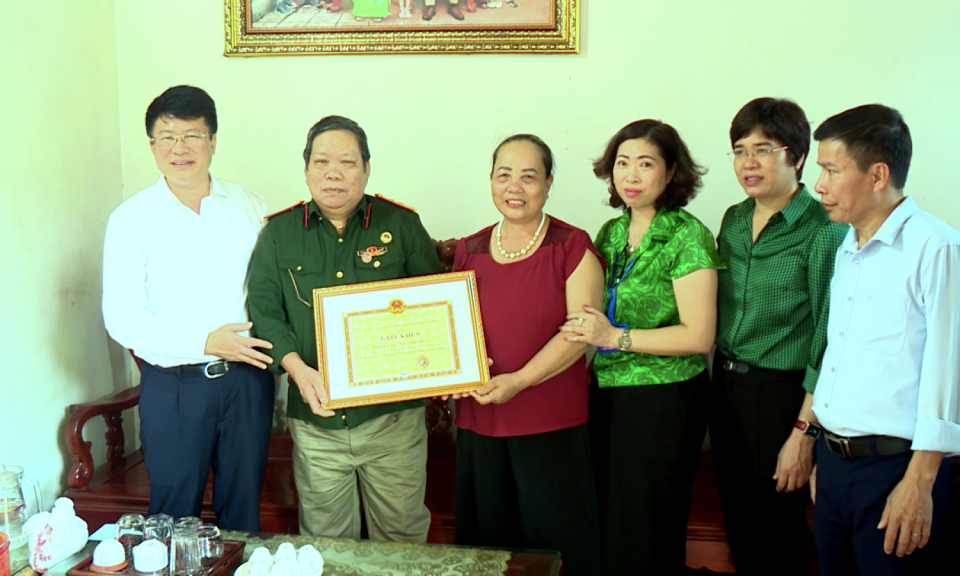 TP Hạ Long: Khen thưởng gia đình thương binh hiến đất xây trường học