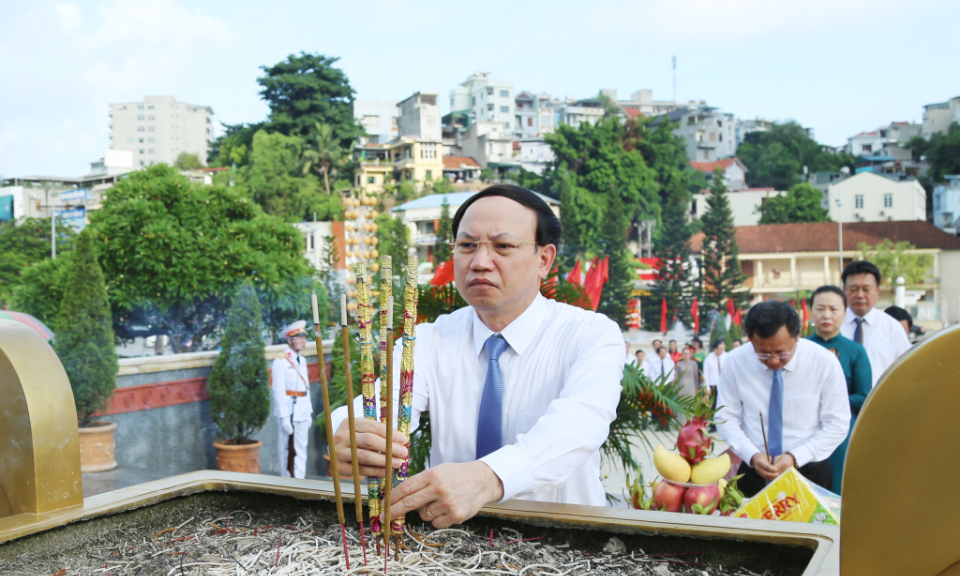 Đoàn đại biểu tỉnh dâng hương tại Đài tưởng niệm các Anh hùng liệt sĩ và Tượng đài đồng chí Vũ Văn Hiếu