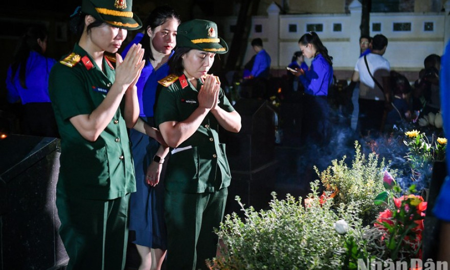 In pictures: Candlelit vigil held to commemorate heroes and martyrs