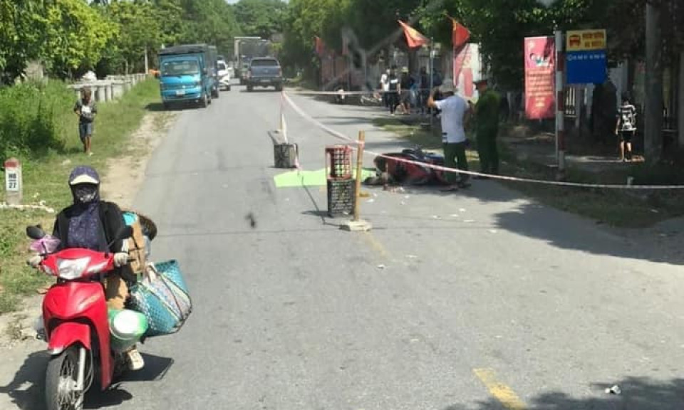 Cố vượt xe container, hai người đi xe máy tử vong ở Hải Dương