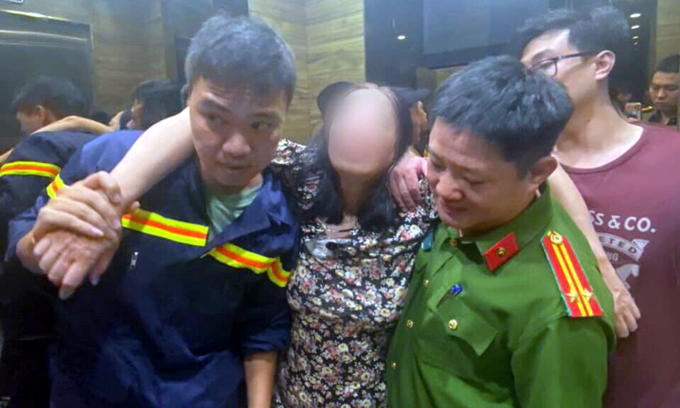 Giải cứu người phụ nữ đứng ngoài lan can tầng 11 định tự tử