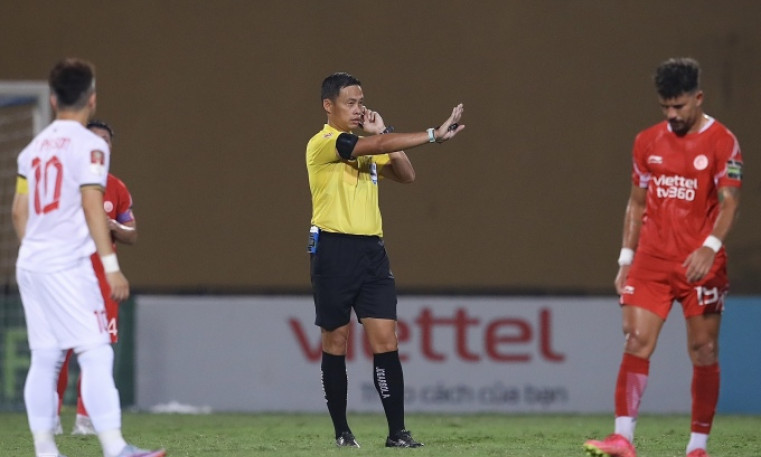 VAR mất 5 phút kiểm tra bàn thắng của Hoàng Đức