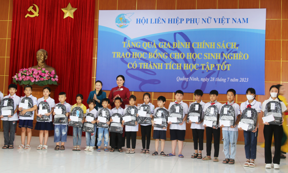 Hội Liên hiệp phụ nữ Việt Nam thăm, tặng quà tại Quảng Ninh