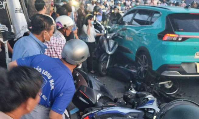 Taxi đâm hàng loạt xe máy đang dừng đèn đỏ ở Đà Nẵng