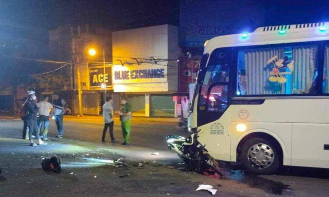 Xe máy dính chặt đầu xe khách, nam thanh niên tử vong sau va chạm mạnh
