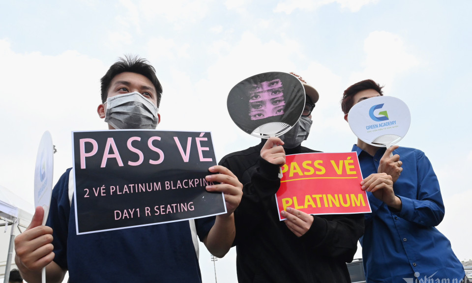 Giải cứu vé VIP, giới trẻ thi nhau làm 'phe' trước giờ BlackPink trình diễn
