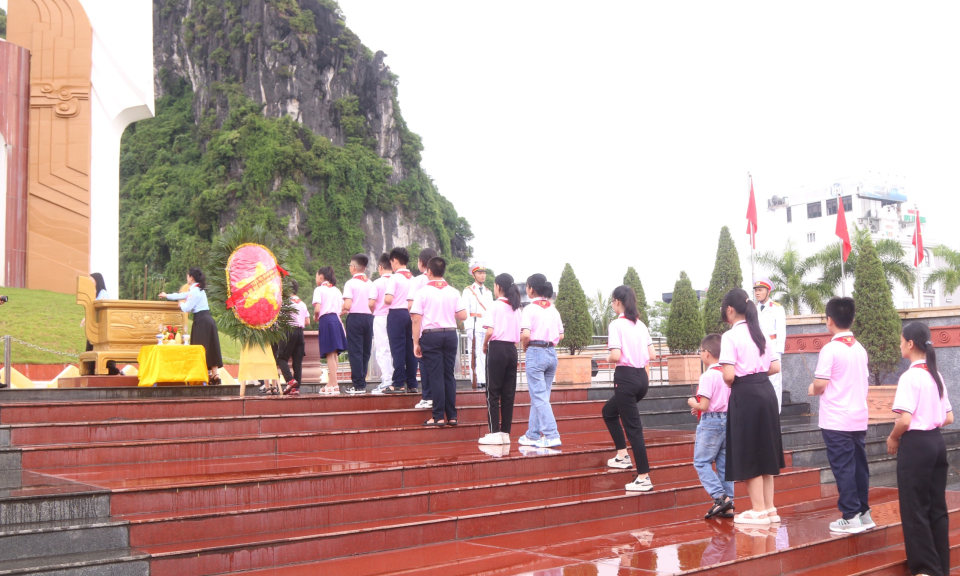 Đoàn Đại biểu Cháu ngoan Bác Hồ dâng hương tại Đài tưởng niệm các Anh hùng liệt sĩ và Tượng đài đồng chí Vũ Văn Hiếu