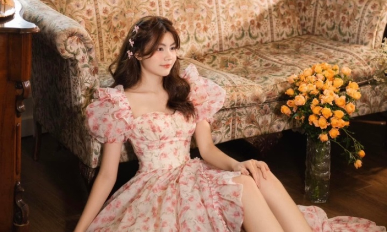 Vợ đại gia của Quyền Linh khoe loạt ảnh con gái tuổi trăng rằm xinh như Hoa hậu