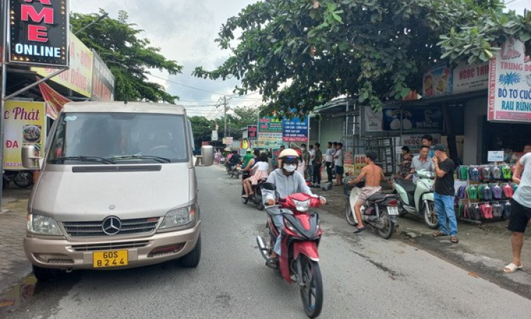 Sau khi gây tai nạn chết người, ô-tô 16 chỗ rời khỏi hiện trường