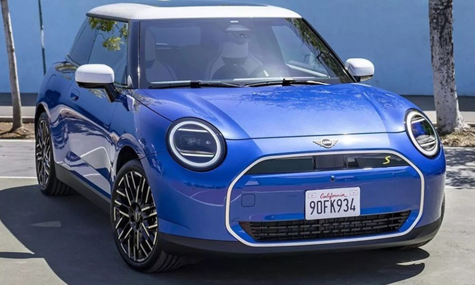 MINI Cooper 2024 hé lộ trang bị nội thất ấn tượng: Màn hình tròn độc đáo, trợ lý ảo AI