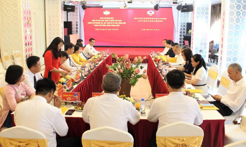 越南芒街祖国阵线委员会与中国东兴市政协委员会开展友好交流