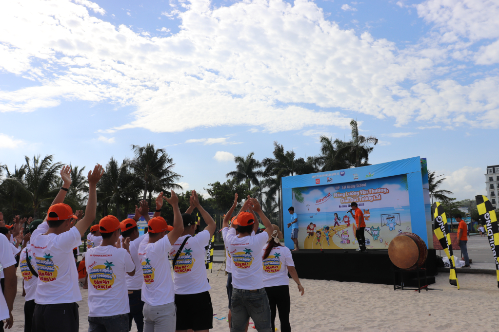 Đoàn khách miền Nam tổ chức chương trình team building tại bãi biển Bãi Cháy, TP Hạ Long. 