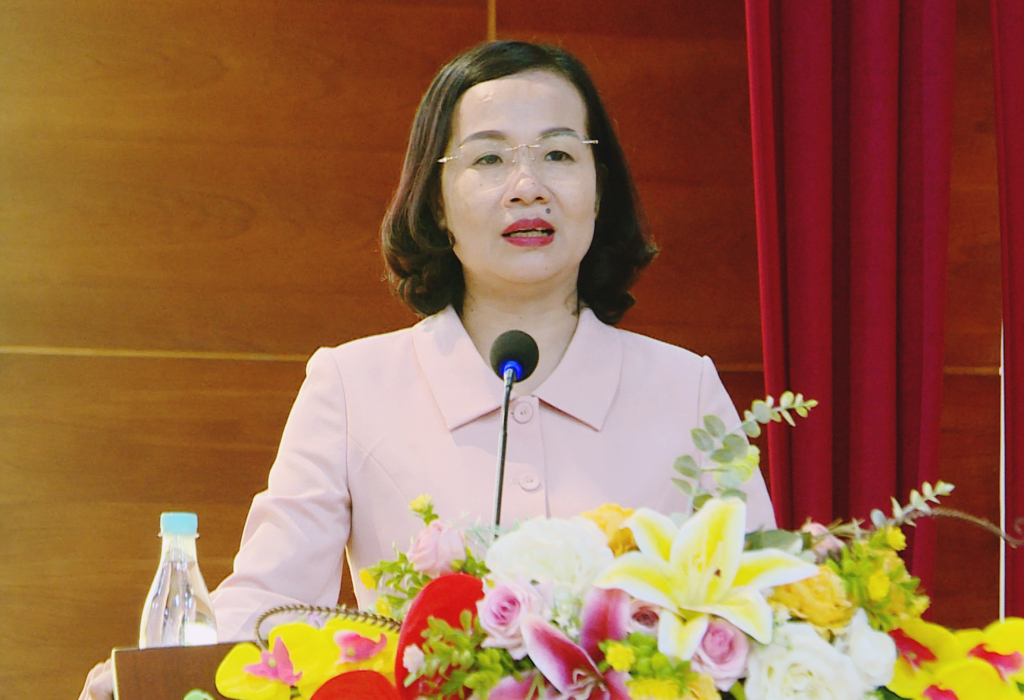 Đồng chí Nguyễn Thúy Phượng, Trưởng Ban Tổ chức Tỉnh ủy phát biểu tại Lễ Khai giảng.