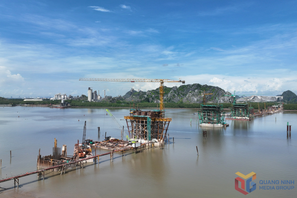 Cầu Bến Rừng nối Quảng Ninh - Hải Phòng đang được gấp rút triển khai đầu tư nằm trong chương trình hợp tác đã được ký kết giữa tỉnh Quảng Ninh và TP Hải Phòng.