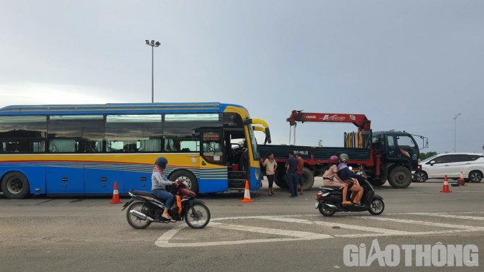 Quảng Ngãi: Tai nạn liên hoàn giữa xe khách, xe tải và xe bán tải 1