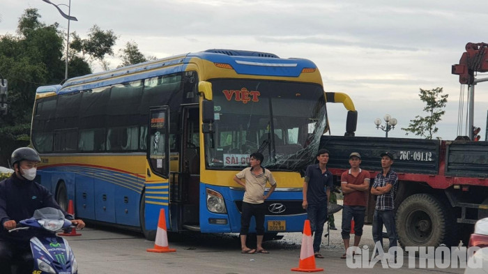 Quảng Ngãi: Tai nạn liên hoàn giữa xe khách, xe tải và xe bán tải 2