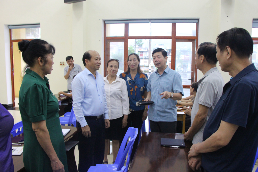 Các đại biểu chuyện trò, trao đổi với cán bộ, đảng viên khu phố 2.