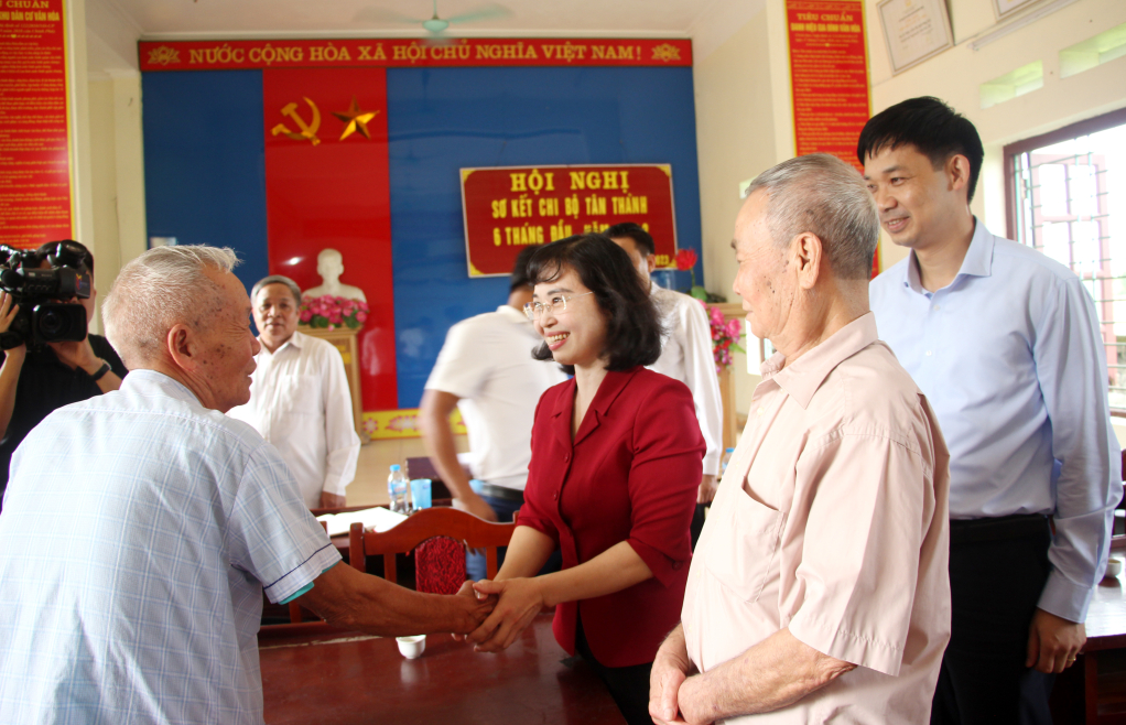 Đồng chí Trịnh Thị Minh Thanh, Phó Bí thư Thường trực Tỉnh ủy, trao đổi với các đảng viên chi bộ Tân Thành (xã Tân Việt, TX Đông Triều). Ảnh: Mạnh Trường
