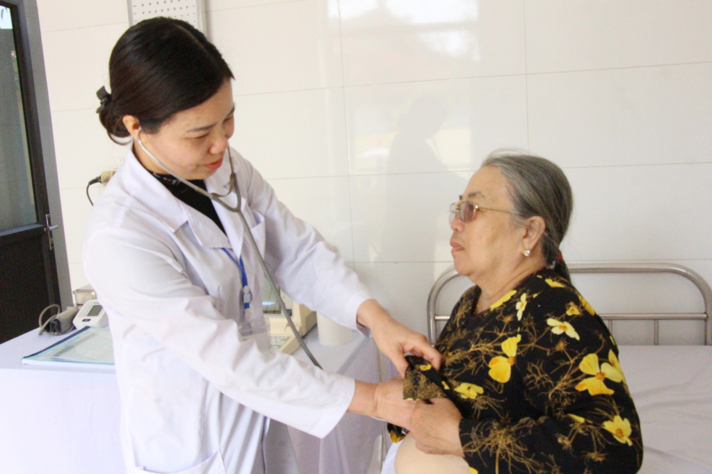 Bà Vũ Thị Đìa đến Trạm y tế phường Phong Cốc khám sức khoẻ định kỳ.