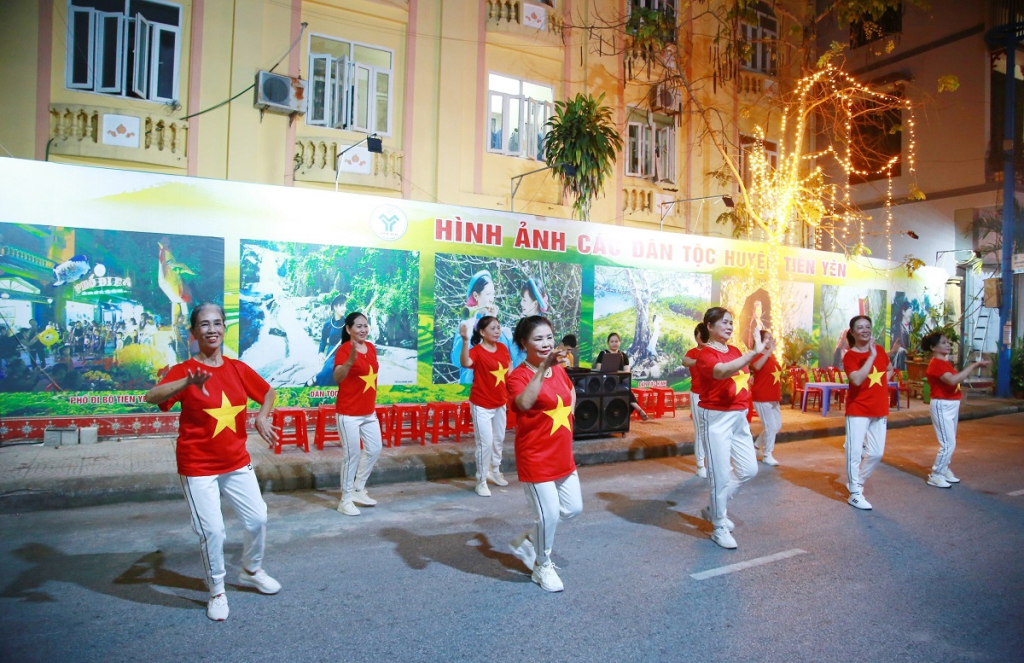 Nhiều hoạt động văn nghệ, thể dục, thể thao được trình diễn tại phố đi bộ Tiên Yên