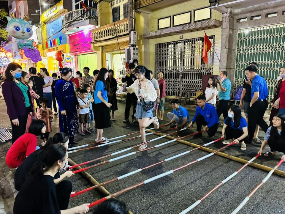 Các trò chơi dân tộc thu hút đông đảo du khách người dân tham gia trên phố đi bộ Tiên Yên