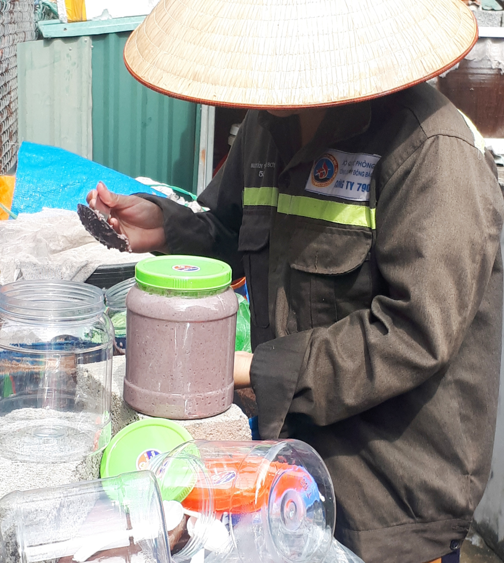 Mắm tép của gia đình chị Hoàng Thị Hương thôn Ngọc Nam (xã Ngọc Vừng, huyện Vân Đồn).