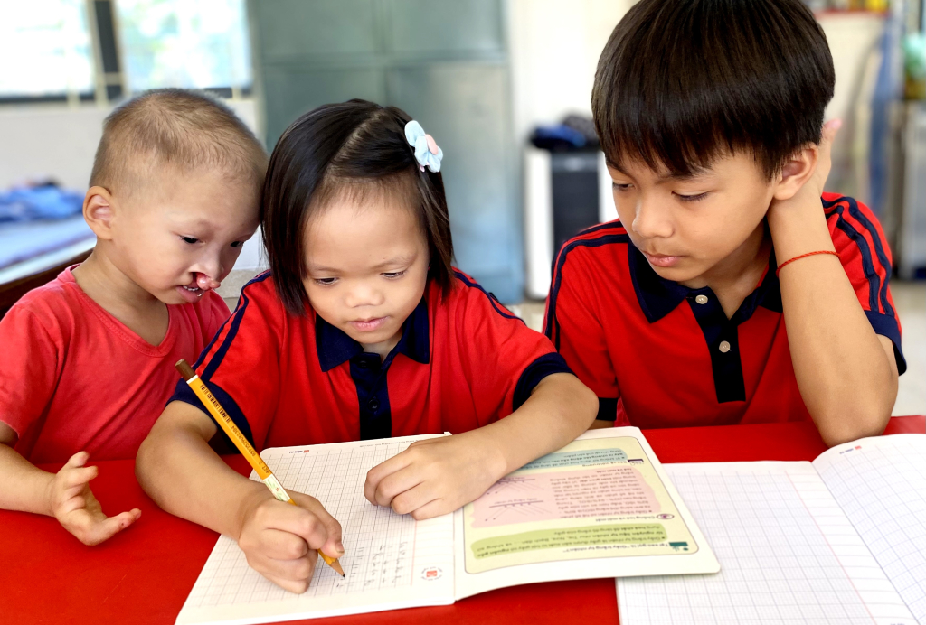 Lũ trẻ cùng nhau học bài.