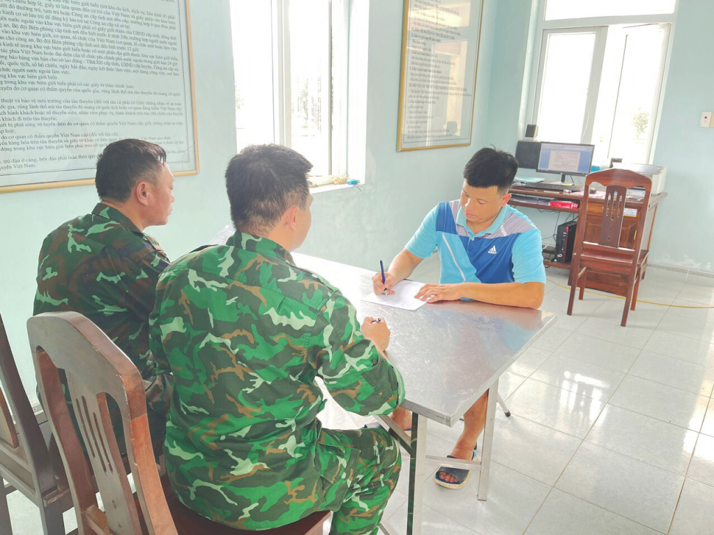 Cán bộ BĐBP lấy lời khai của chủ phương tiện
