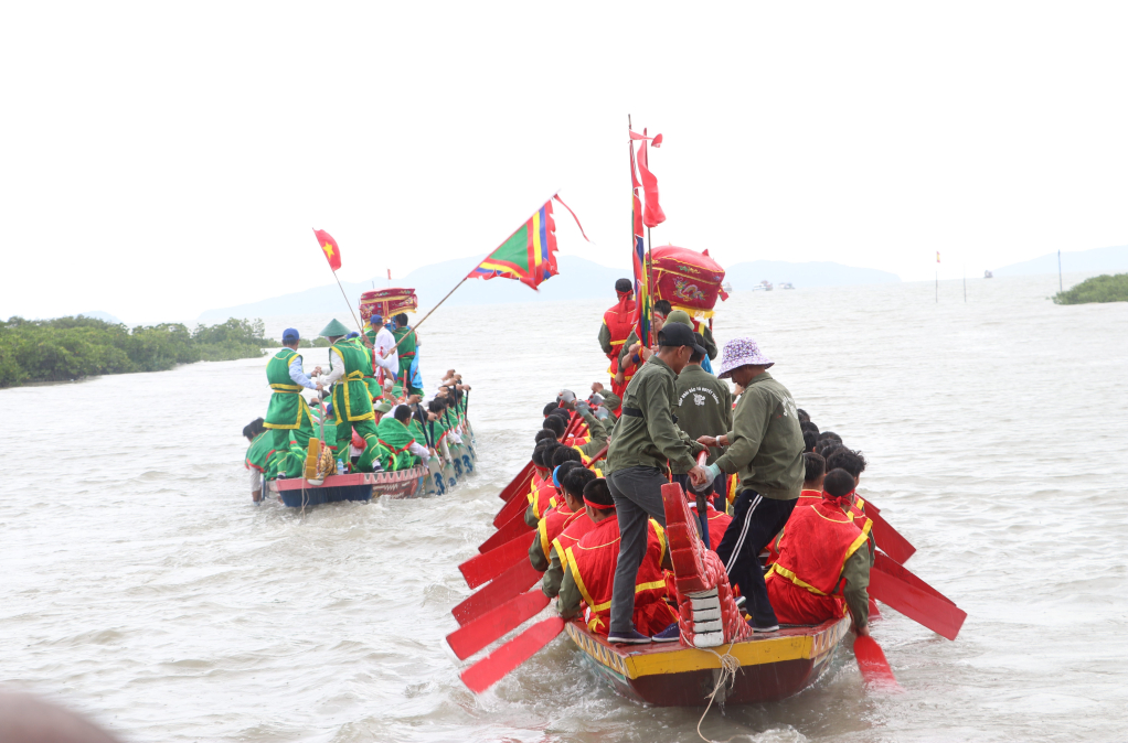 Hai đội thi đấu gọi là giáp Đông Nam Văn và giáp Đoài Bắc Võ đua thuyền trên biển.