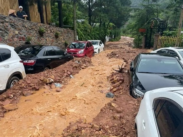 Ha Noi: Nhieu oto bi mac ket canh khu vuc dat doi Soc Son do mua lon hinh anh 1