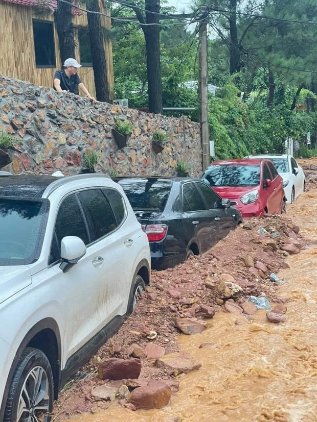 Ha Noi: Nhieu oto bi mac ket canh khu vuc dat doi Soc Son do mua lon hinh anh 2