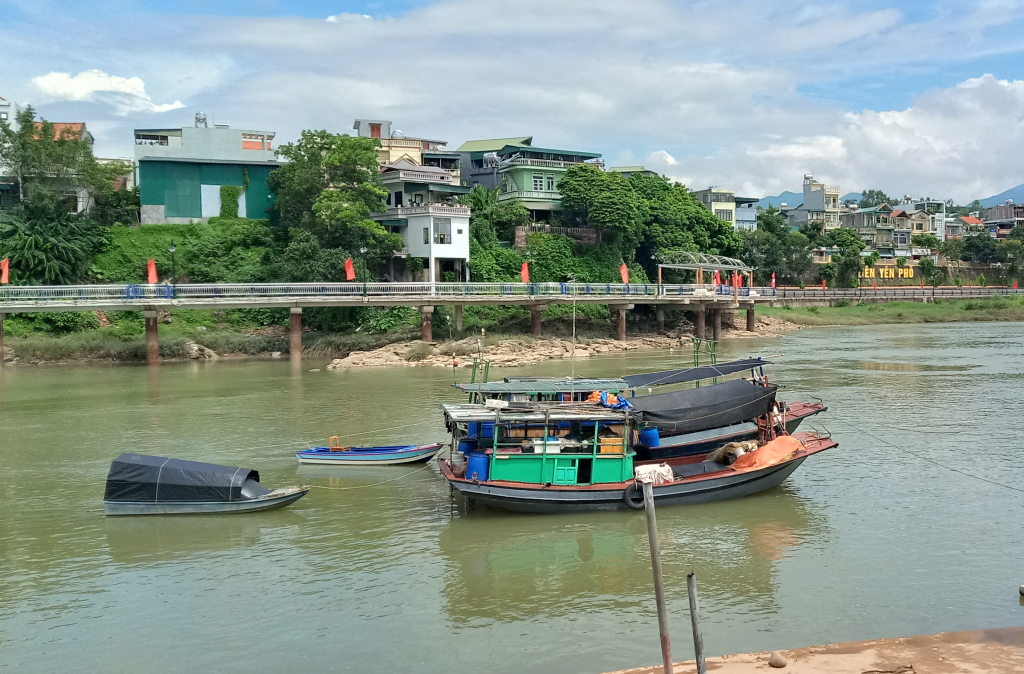 Thuyền bè neo đậu trên sông Tiên Yên.