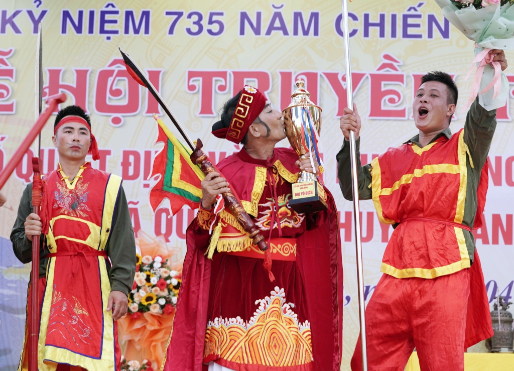 Kết quả cuối cùng, giáp Đoài Bắc Võ đã giành chiến thắng cuộc đua. Người trong giáp tin rằng, với việc giành chiến thắng sẽ mang lại nhiều may mắn, sức khoẻ, mùa màng tốt tươi cho các gia đình trong giáp. Mọi người chia tay cùng hẹn mùa hội năm sau.