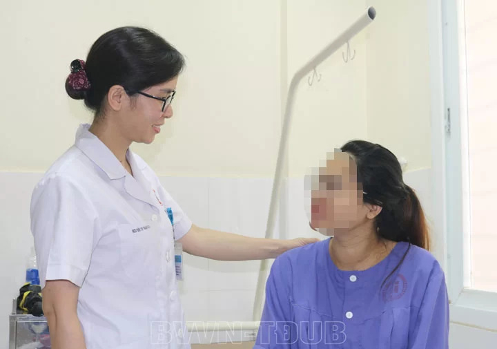 Bác sĩ Bệnh viện Việt Nam Thụy Điển - Uông Bí hỏi thăm tình hình sức khỏe chị N.H.T sau phẫu thuật. Ảnh do bệnh viện cung cấp