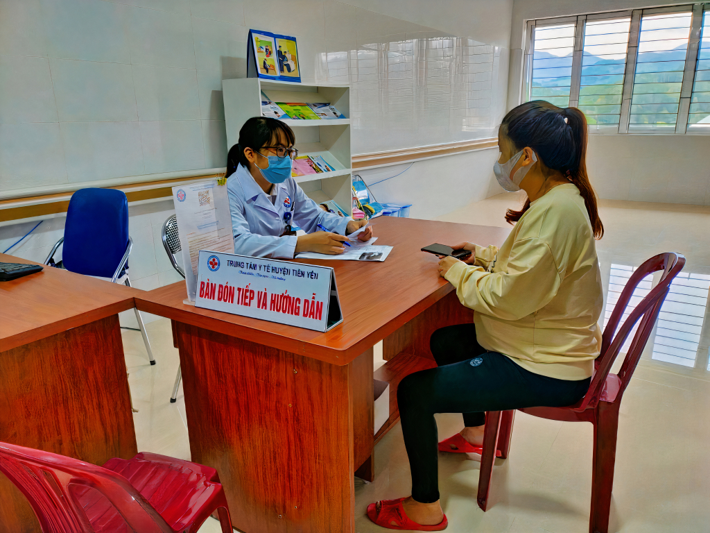 Bác sĩ Trung tâm Y tế huyện Tiên Yên tư vấn sức khỏe cho thai phụ.