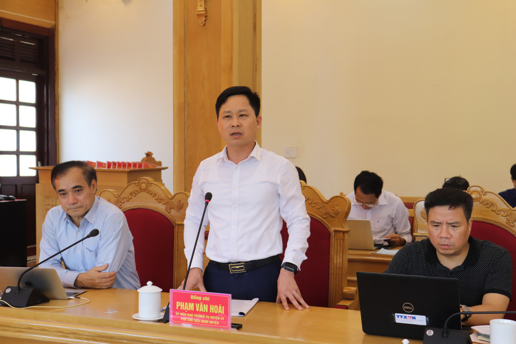Đồng chí Phạm Văn Hoài, Phó Chủ tịch UBND huyện Tiên Yên thông tin tại hội nghị.