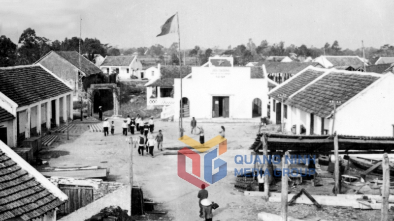 Thị trấn Hà Cối xưa mang vẻ đẹp mộc mạc, gần gũi với những dãy nhà ngói âm dương...