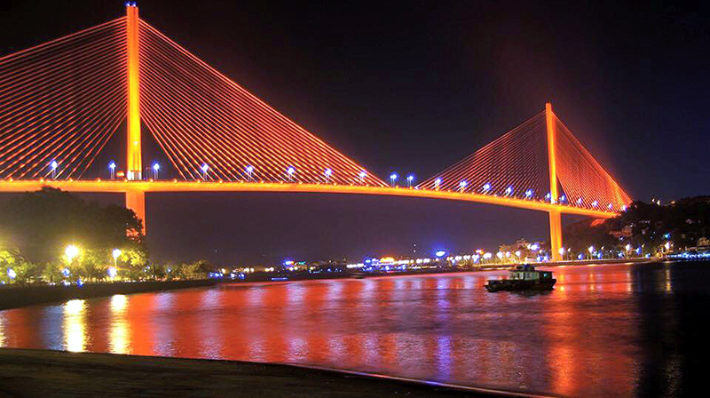 Cầu Bãi Cháy - Cung đàn Hạ Long được tô điểm bởi hàng triệu ánh sáng màu sắc khác nhau đã đem đến một sản phẩm du lịch hấp dẫn của Hạ Long.