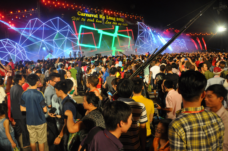 Carnaval Hạ Long 2015 thu hút đông đảo người dân địa phương và du khách.