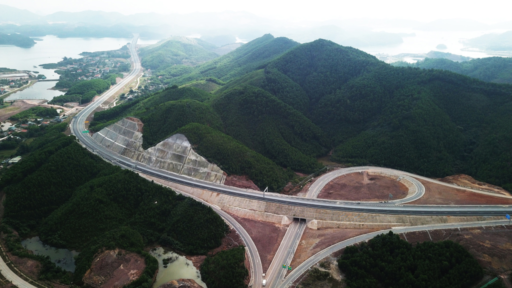 Cao tốc có chiều dài có chiều dài 59,456km qua địa bàn TP Hạ Long - Hoành Bồ - Cẩm Phả