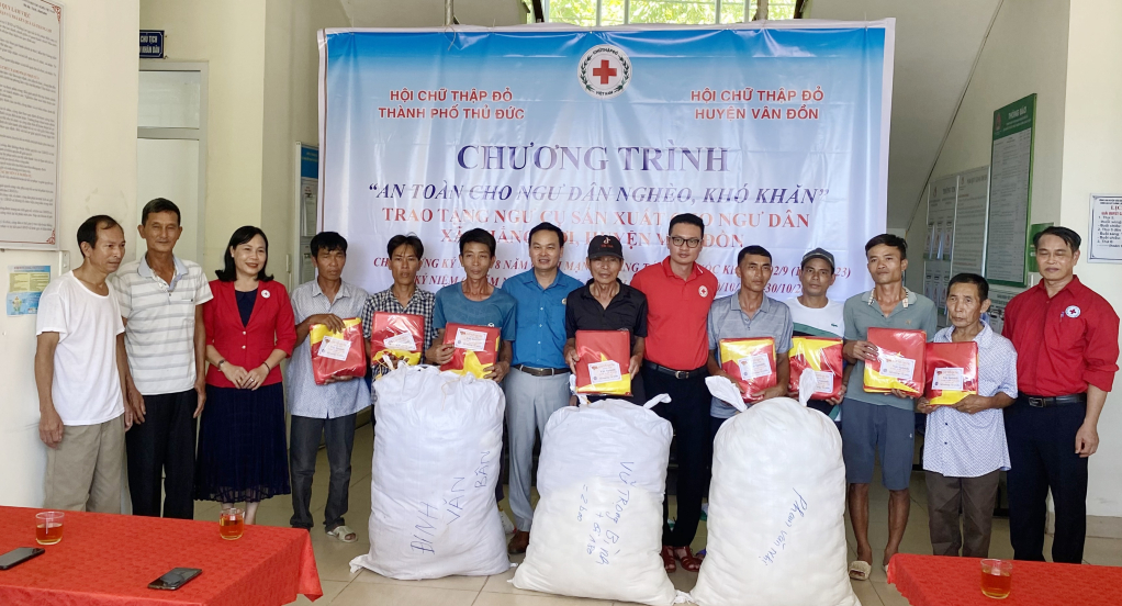 Lãnh đạo Hội CTĐ tỉnh, huyện Vân Đồn, Hội CTĐ TP Thủ Đức cùng chính quyền địa phương trao tặng ngư cụ và cờ tổ quốc cho ngư dân xã Thắng Lợi (huyện Vân Đồn).