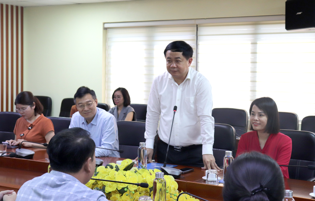 Đồng chí Mai Vũ Tuấn, Giám đốc, Tổng Biên tập Trung tâm Truyền thông tỉnh Quảng Ninh giới thiệu mô hình hoạt động của Trung tâm. 