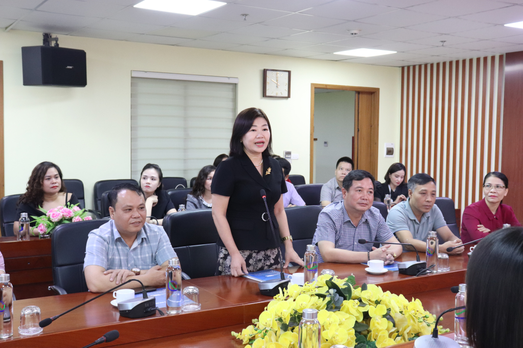 Đồng chí Nguyễn Thị Tuyết Chinh, Giám đốc Đài PT-TH Phú Thọ trao đổi việc thực hiện các tác phẩm truyền hình. 