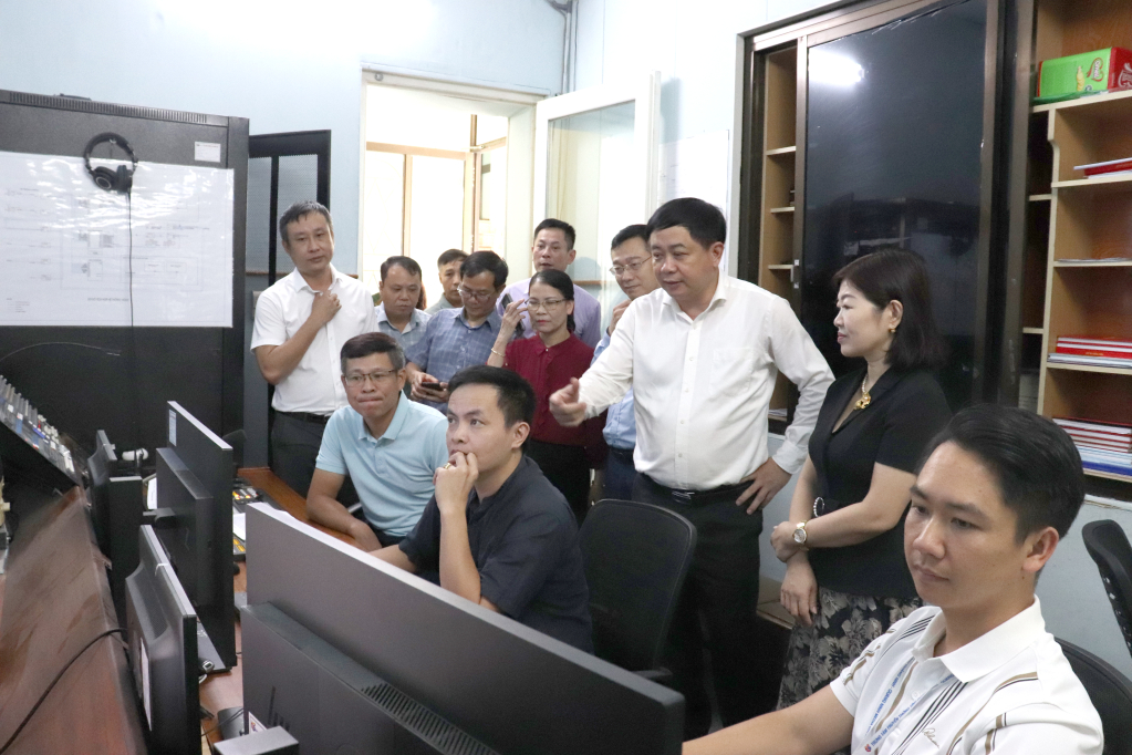 Đài PT-TH Phú Thọ tham quan phòng sản xuất chương trình thời sự của Trung tâm truyền thông tỉnh Quảng Ninh. 