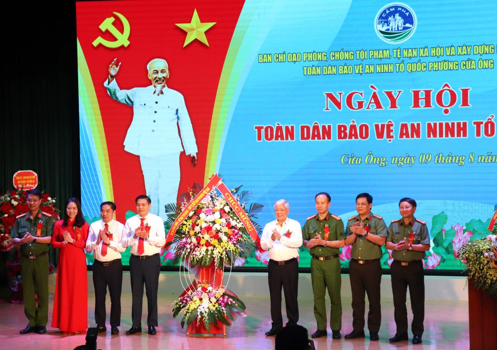 Ủy ban Trung ương MTTQ Việt Nam tặng hoa chúc mừng Ngày hội toàn dân bảo vệ ANTQ năm 2023 của phường Cửa Ông.