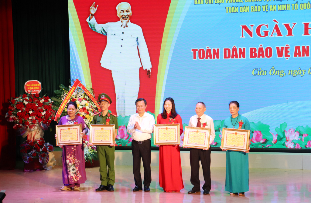 Đồng chí Cao Tường Huy, Quyền Chủ tịch UBND tỉnh trao Bằng khen của UBND tỉnh cho các tập thể, cá nhân trên địa bàn phường Cửa Ông có thành tích xuất sắc.